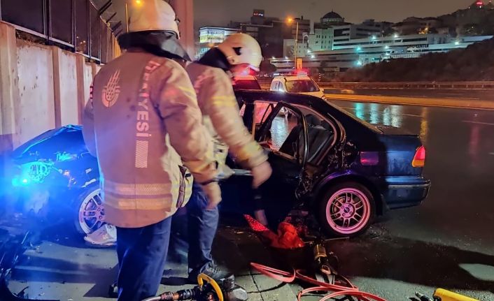 Esenler’de direksiyon hâkimiyetini kaybeden sürücü istinat duvarı ile elektrik direğine çarptı; 1’i ağır 3 yaralı