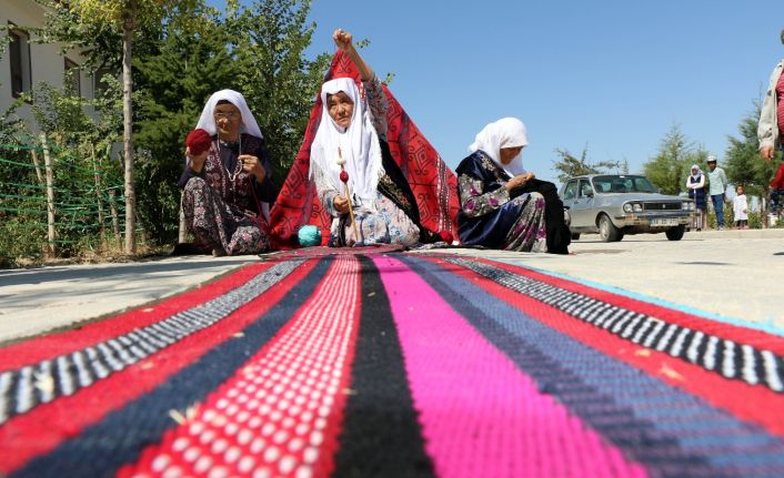 Eski elbiselerden sökülen ipler, Kırgız kadınlarının maharetli ellerinde halı ve kilime dönüşüyor