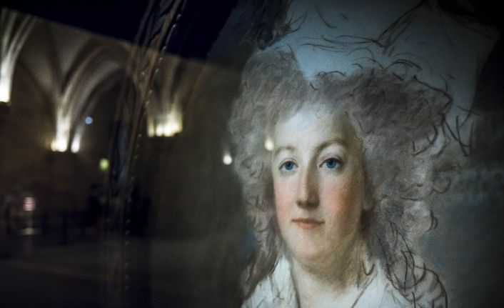 Eski Fransa Kraliçesi Marie-Antoinette’e ait elmasla kaplı 2 bilezik açık artırmaya çıkarılacak