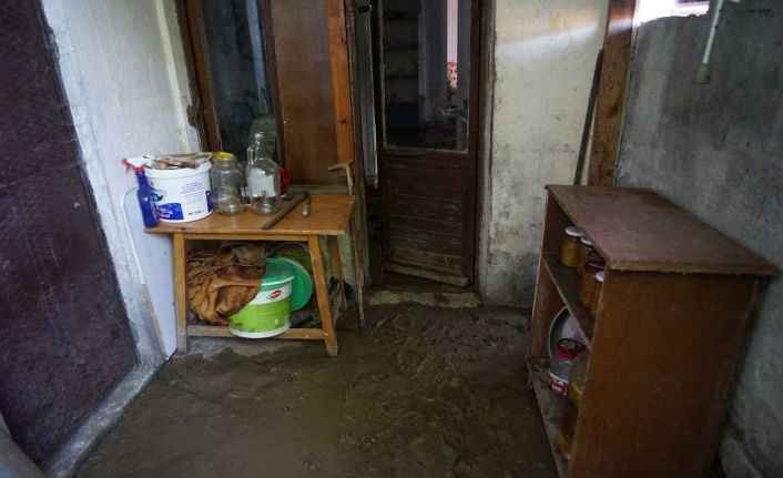 Evi balçıkla kaplanan engelli çifti mahsur kaldığı balkondan polisler merdivenle kurtardı