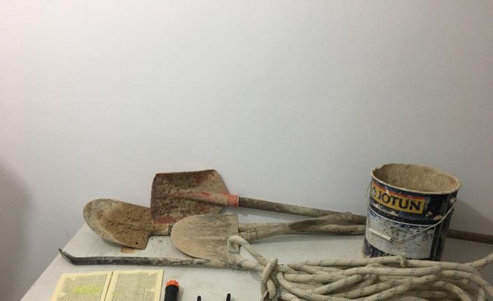 Evinin avlusunda kaçak kazı yapan şahsı ve arkadaşlarını jandarma suçüstü yaptı