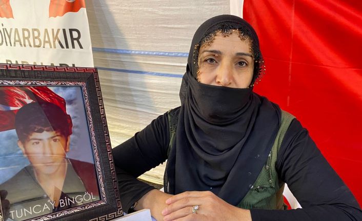 Evlat hasreti çeken anne Bingöl: “Vicdansızlara hizmet etme, merhametsizlerin yanında durma gel”