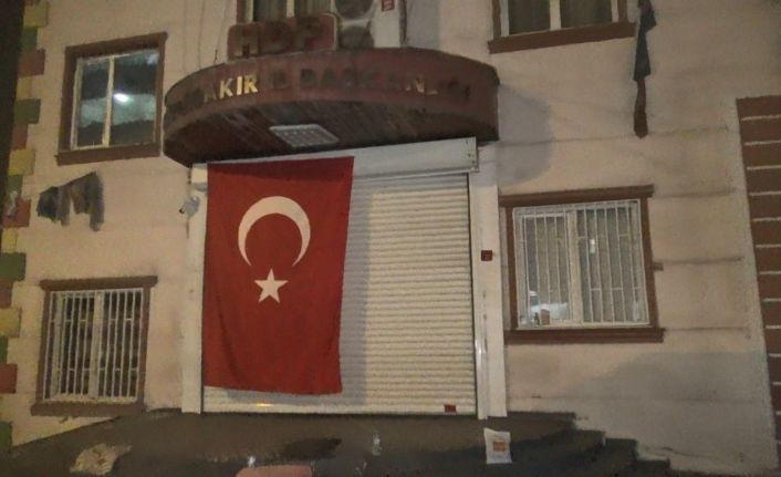 Evlat nöbetindeki aileler HDP il binasına dev Türk bayrağı asıp evlatlarını istedi