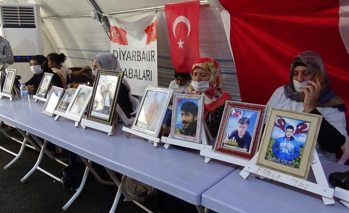 Evlat nöbetindeki gözü yaşlı anne, oğluna Türkçe ve Kürtçe ’teslim ol’ çağrısında bulundu