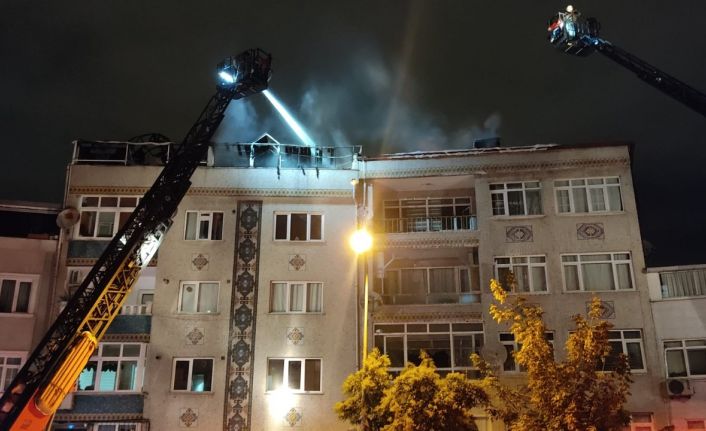 Eyüpsultan’da bir binanın çatısı alev alev yandı, mahalle sakinleri sokağa döküldü
