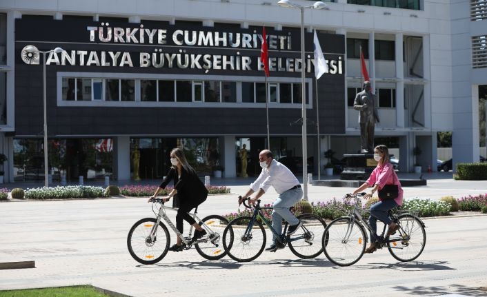 Farkındalık oluşturmak için işe bisikletle geldiler