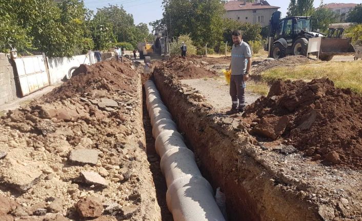 Fatih mahallesine yağmur suyu boruları döşeniyor