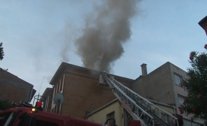 Fatih’te 2 katlı ahşap otelde kalan müşteriler güne yangın ile uyandı