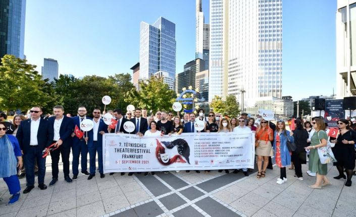 Frankfurt’ta, "Göçün 60’ıncı Yılı Korteji" kapsamında sokaklar kırmızı beyaza büründü
