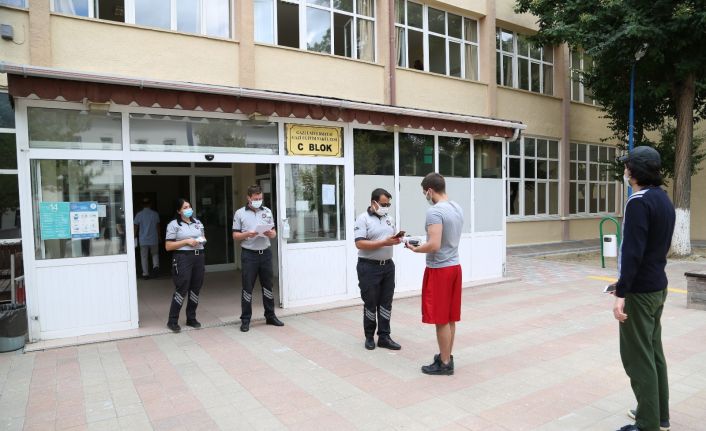 Gazi Üniversitesi’nde hazırlık muafiyet sınavı salgın tedbirlerine uyularak yüz yüze gerçekleştirildi