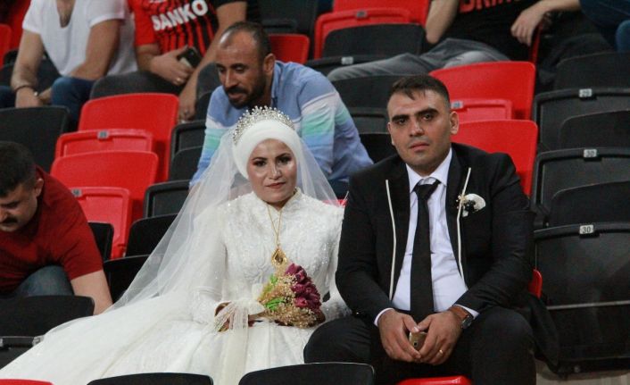Gaziantep FK-Antalyaspor maçında gelin-damat sürprizi