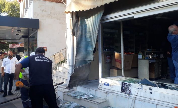 Geri geri gelen midibüs iş yerine girdi, şoför aracından bile inmeden uzaklaştı