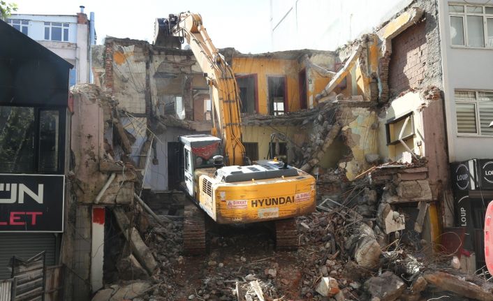 Gölcük depreminde ağır hasar gören bina 22 yıl sonra yıkıldı