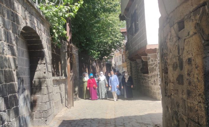 ’Gönülden gönüle bir yol’ projesi kapsamında 40 kadınla Diyarbakır gezisi düzenlendi