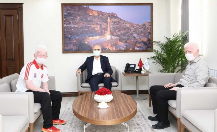 Görme engelli atlet Yusuf, sevincini Mardin Valisi Demirtaş ile paylaştı