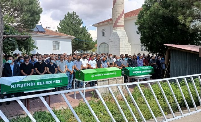 Göz ameliyatı için çıktıkları yolda trafik kazasında hayatını kaybeden aynı aileden 3 kişi son yolculuğuna uğurlandı