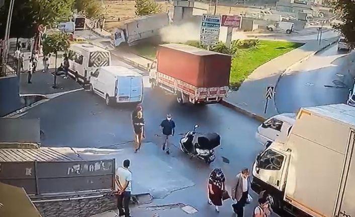 Güngören’de faciaya ramak kaldı, kontrolden çıkan kamyon metro duvarına çarptı: 2 yaralı