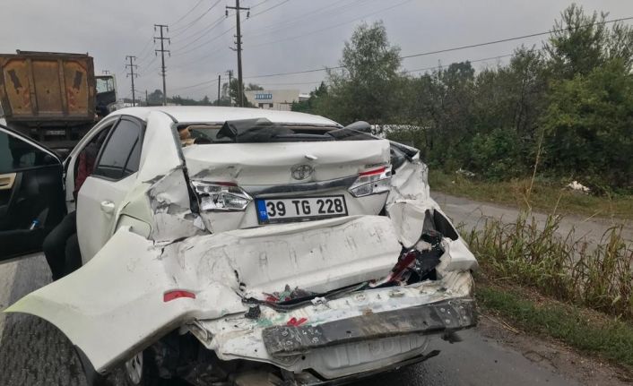 Hafriyat kamyonunun çarptığı otomobil kağıt gibi ezildi