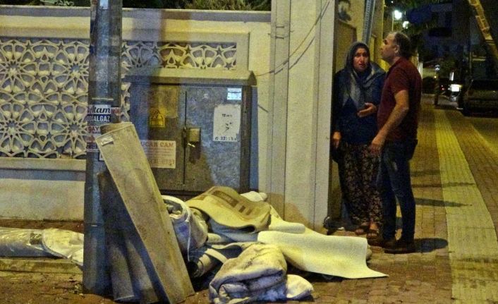 Halı yıkama firmasına ait minibüs ve içindeki halılar alev alev yandı