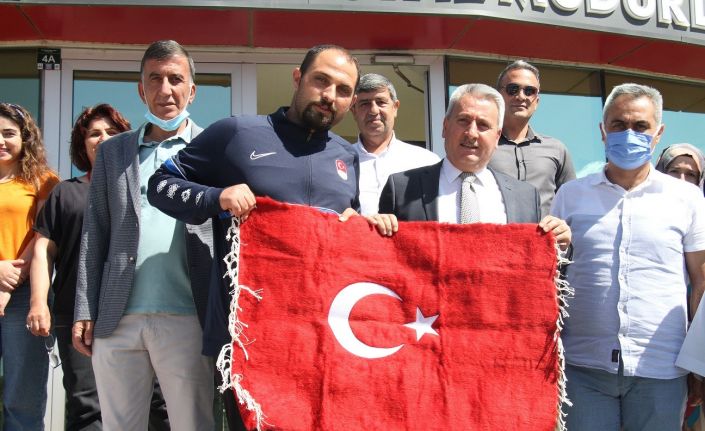 Hancı çiçeklerle karşılandı