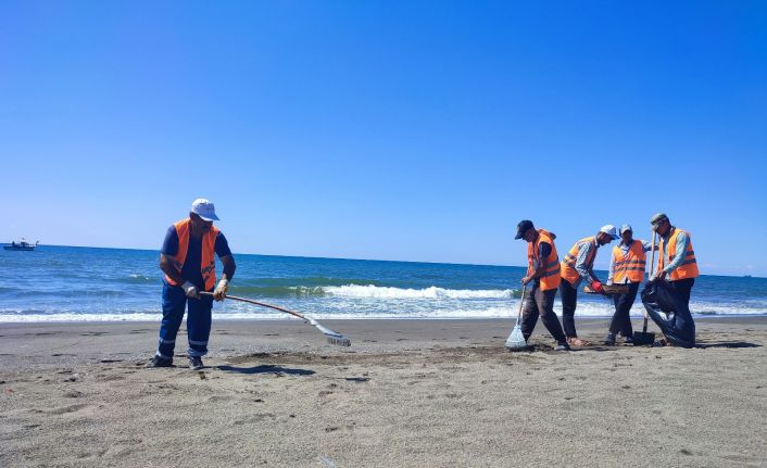 Hatay sahilinde petrol atıklarını temizleme çalışmaları sürüyor