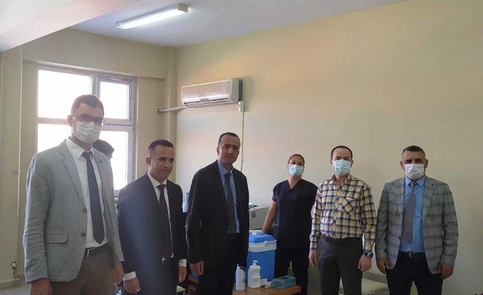 Hazro’da seferberlik başladı, 12 yaşın üstü öğrenciler aşılanmaya devam ediyor