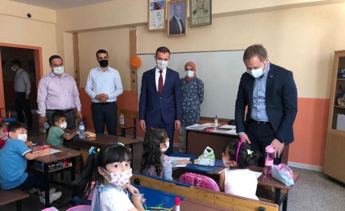 Hizan Kaymakamı Yelek, yeni eğitim öğretim yılı dolayısı ile okul ziyaretinde bulundu
