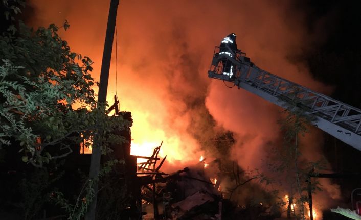 İki katlı ev alevlere teslim oldu, 5 kişilik aileyi komşuları kurtardı