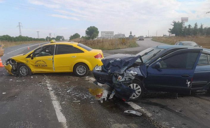 İki otomobil çarpıştı