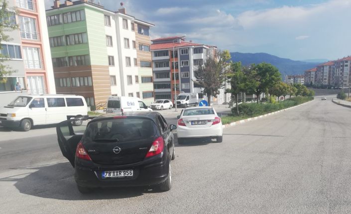 İki otomobil çarpıştı: 3 yaralı