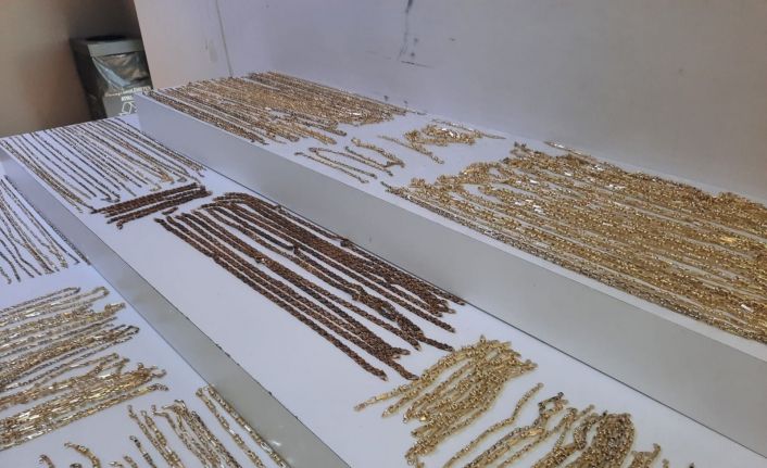 İkiz kardeşiyle birlikte çalıştığı kuyumcundan 2.2 milyon liralık altın çaldı: O anlar kamerada
