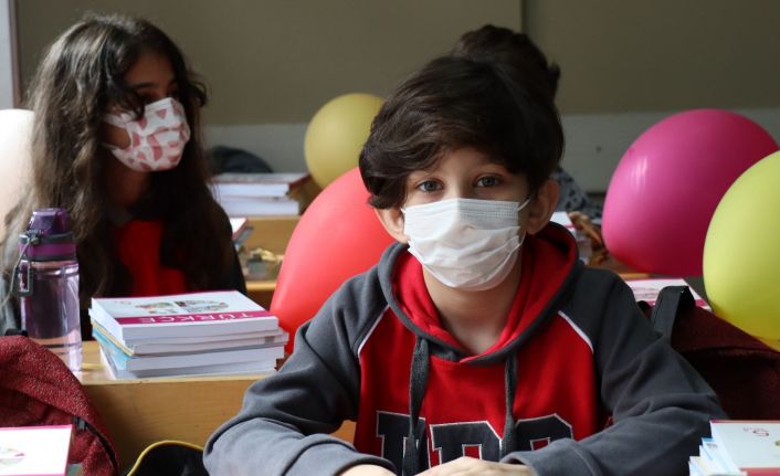 İlk ders zili öğrencilerin okul ve arkadaş özlemini dindirdi