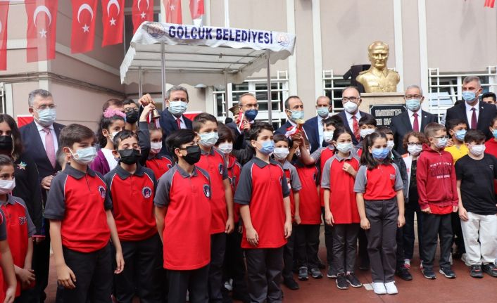 İlk ders zilini çalan Vali Yavuz aşı olmayanları uyardı: