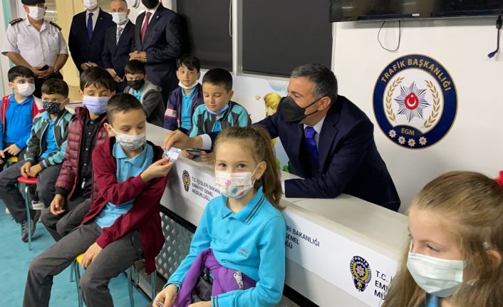 İlkokul öğrencileri trafik dedektifi oldu