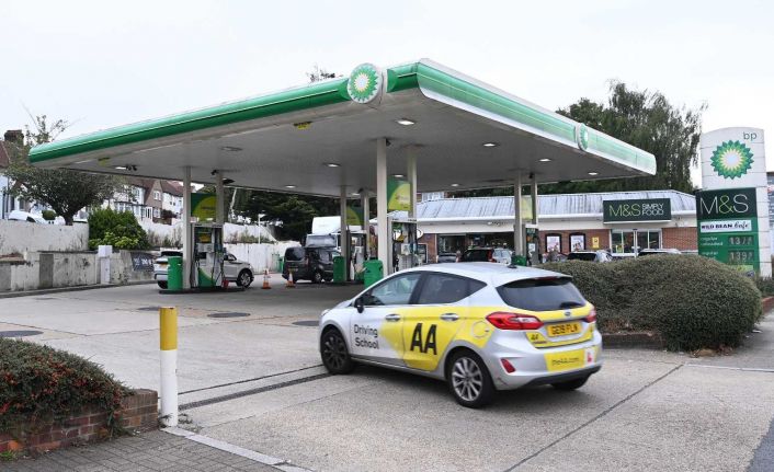 İngiltere’de benzin krizi: Nakliye aracı sürücüleri petrol istasyonlarına akın etti