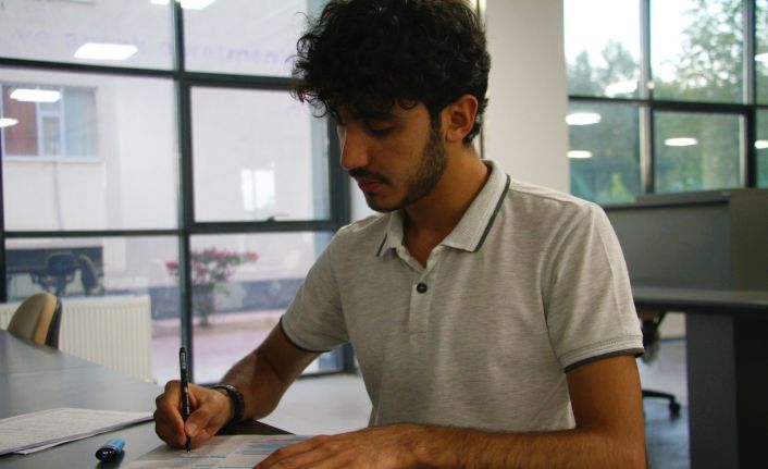 İnşaatında çalıştığı kütüphanede şimdi tıp fakültesi öğrencisi olarak çalışıyor