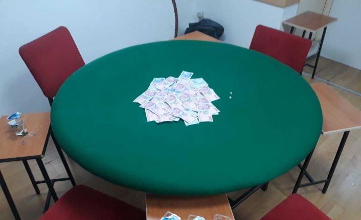 İş yerinde kumar oynayan 24 kişiye 32 bin lira ceza kesildi