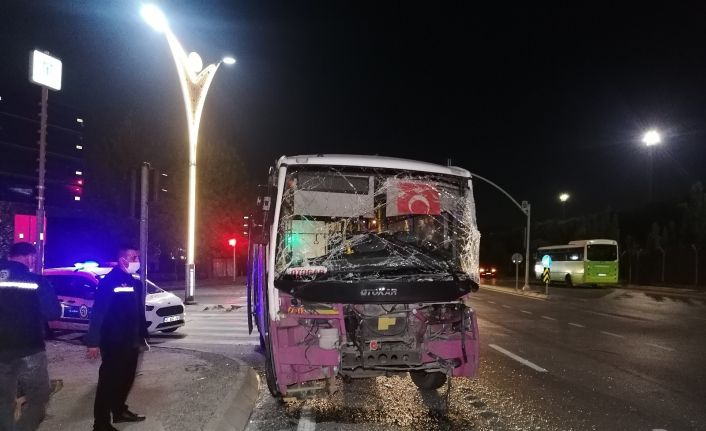 Işık ihlali yapan tır ile yolcu otobüsü çarpıştı: 4 yaralı