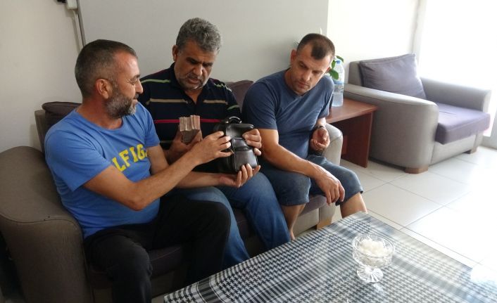 İşsiz vatandaş içinde 2 bin lira bulunan çantayı sahibine teslim etti