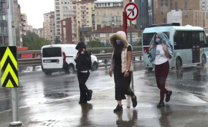 İstanbul’da sağanak yağış etkisini göstermeye başladı