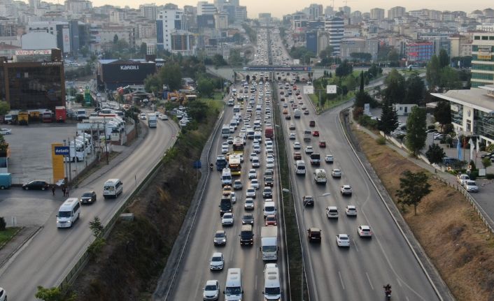İstanbul’da sürücüler yollara döküldü, trafik yoğunluğu yüzde 60’ı gördü