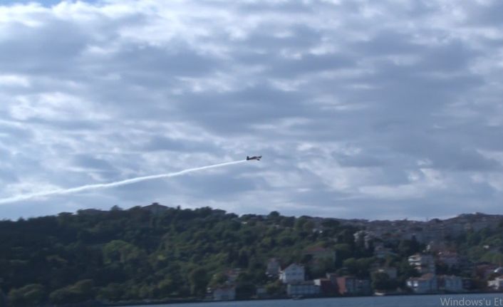 İtalyan gösteri pilotu Dario Costa, kırdığı dünya rekorunu İstanbul Boğazı’ndaki şovuyla kutladı