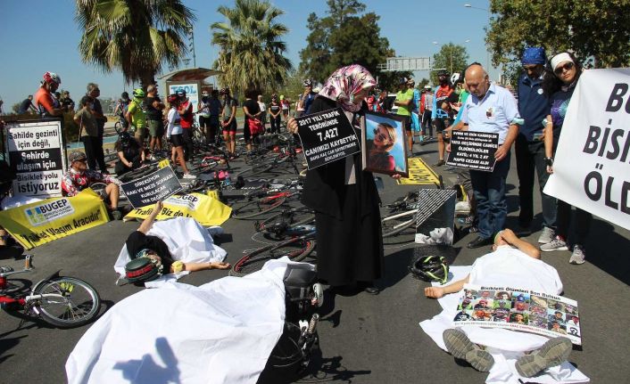 İzmirli bisikletçilerden kefenli eylem