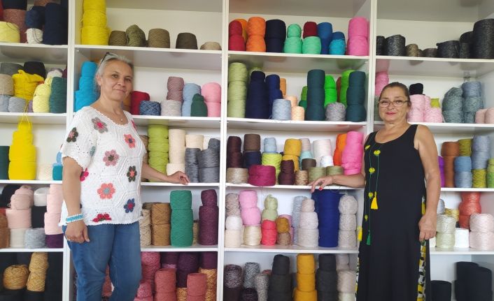 Kadınlar burada hem örgü örüyor hem de sosyalleşiyor