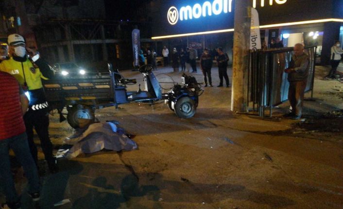 Kaldırıma çarpan patpat takla attı: 1 ölü, 2 yaralı