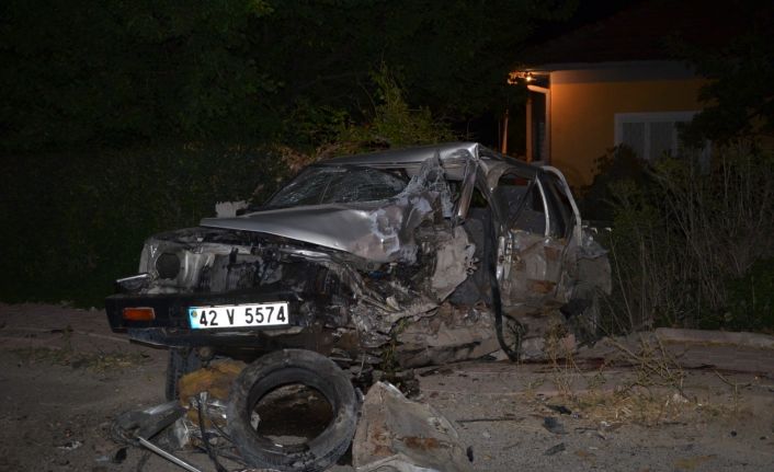 Kamyonet ile hafif ticari araç çarpıştı: 1 ölü, 2 yaralı