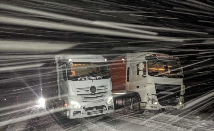 Kar ve tipi nedeniyle yol kapandı, tırlar yolda mahsur kaldı