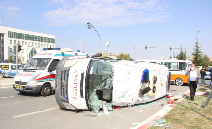 Karaman’da ambulans ile minibüs çarpıştı, seyyar satıcının aracı refüje fırladı: 10 yaralı
