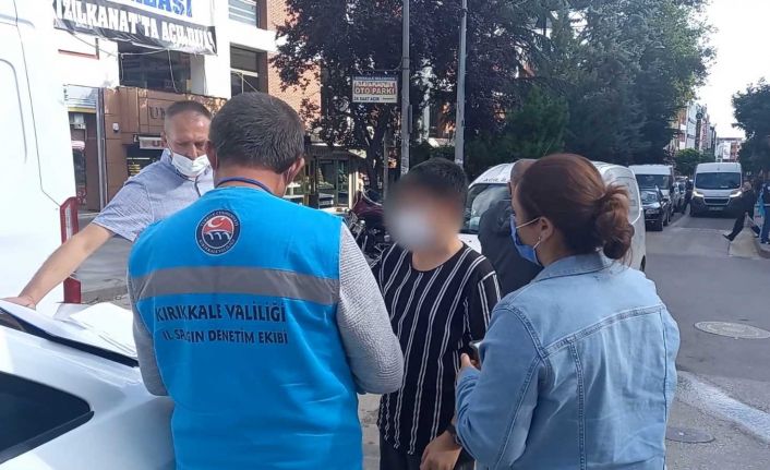 Karantina ihlali manzaraları değişmedi: Temaslı öğrenci en işlek caddede alışveriş yaparken tespit edildi