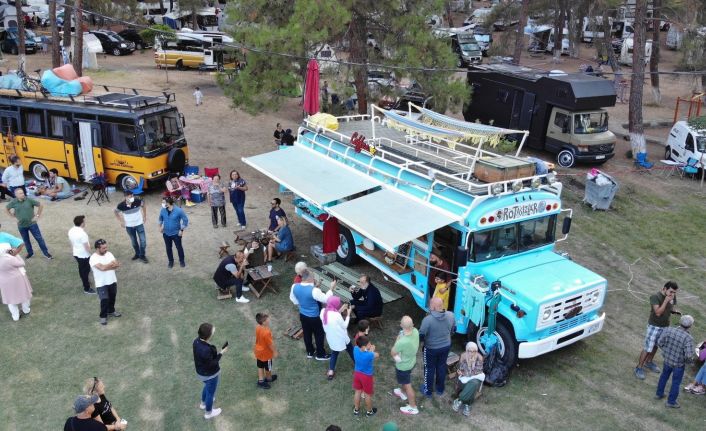 Karavanı iş yeri yaptı, hem tatil yapıyor hem para kazanıyor